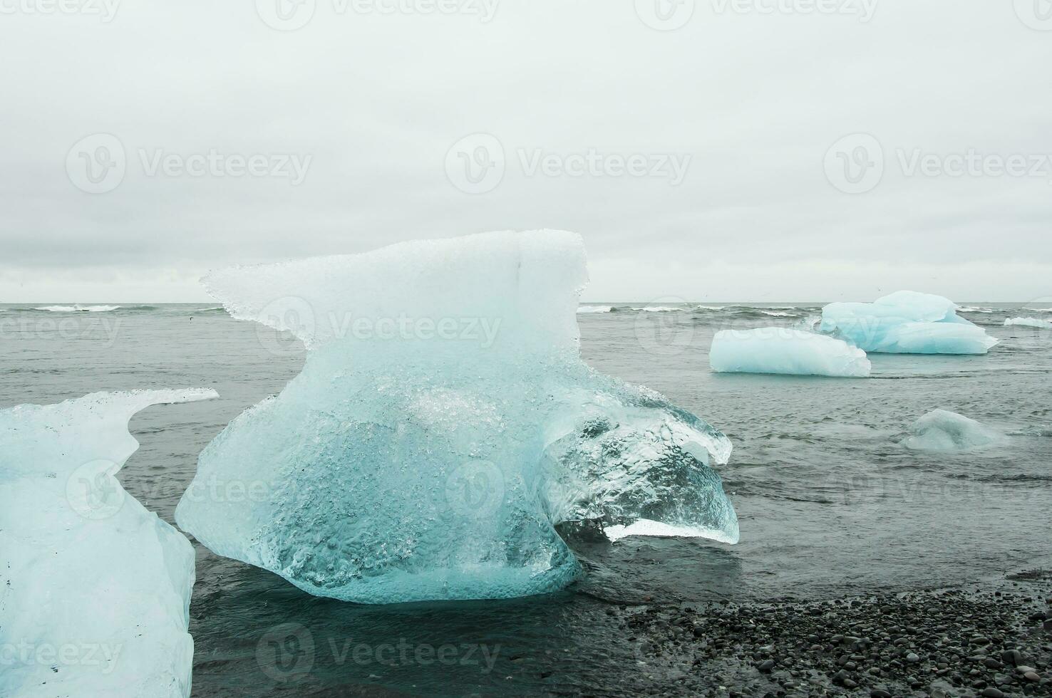 ijsbergen in jokulsarlon, een glaciaal meer in IJsland foto