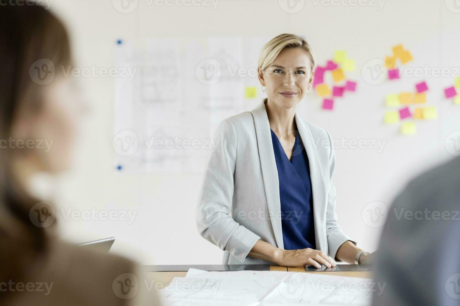 portret van zelfverzekerd zakenvrouw in conferentie kamer foto