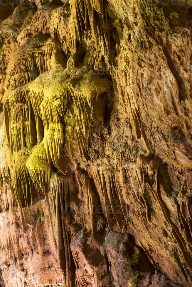 detail van grotten in de serra de mira d'aire, in Portugal foto