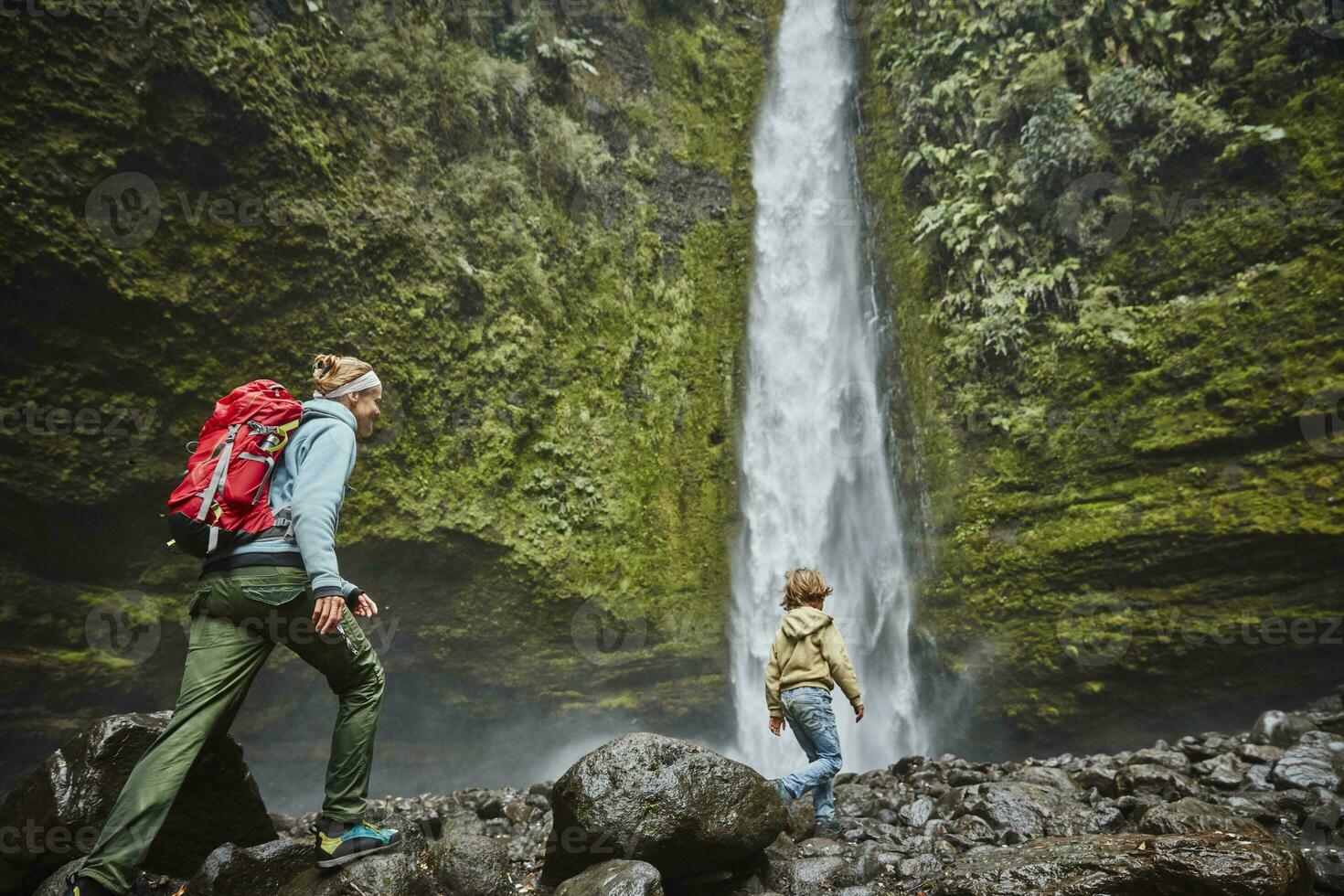 Chili, Patagonië, geur vulkaan, moeder en zoon wandelen Bij las cascades waterval foto