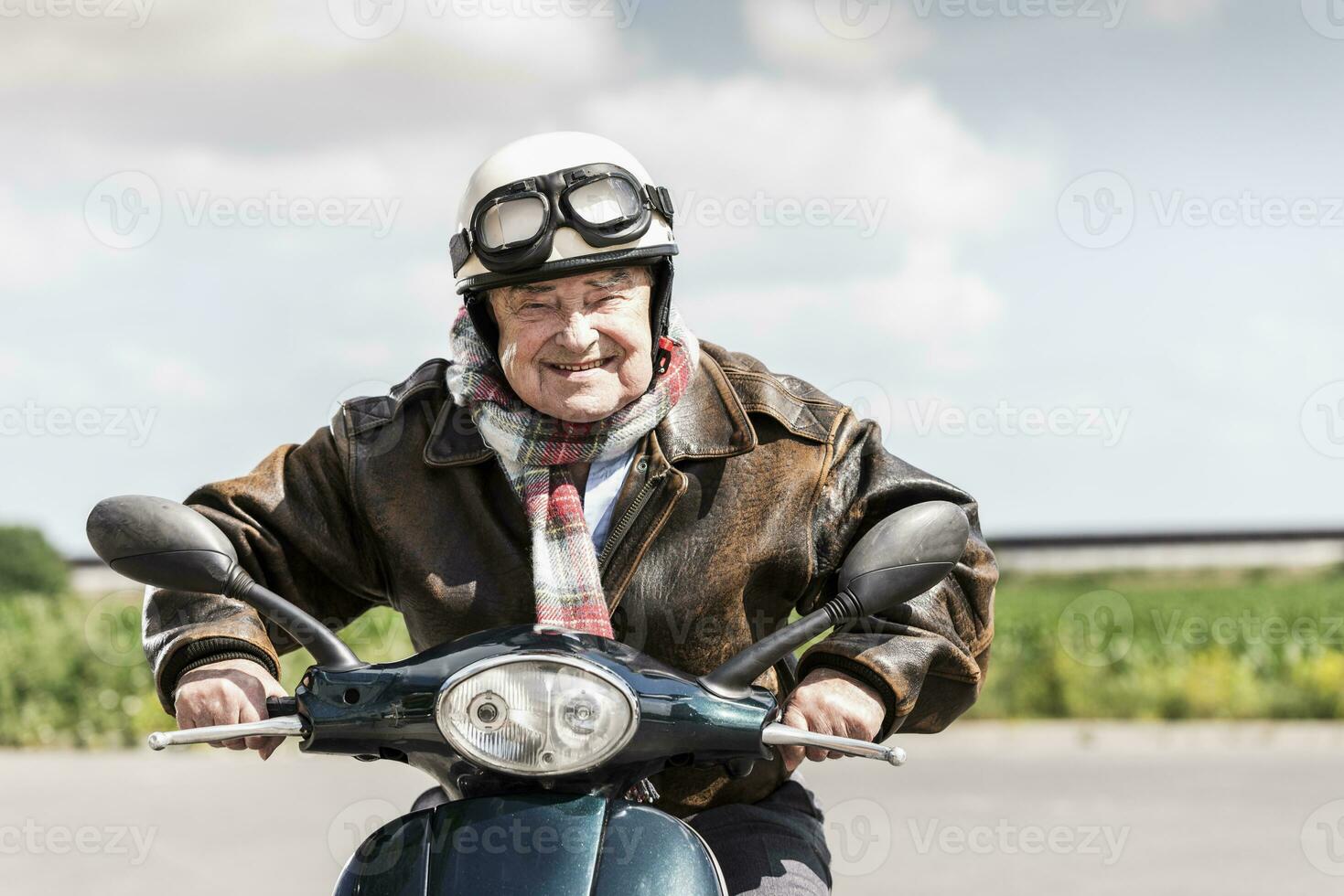 actief senior Mens te hard rijden Aan zijn motor scooter foto
