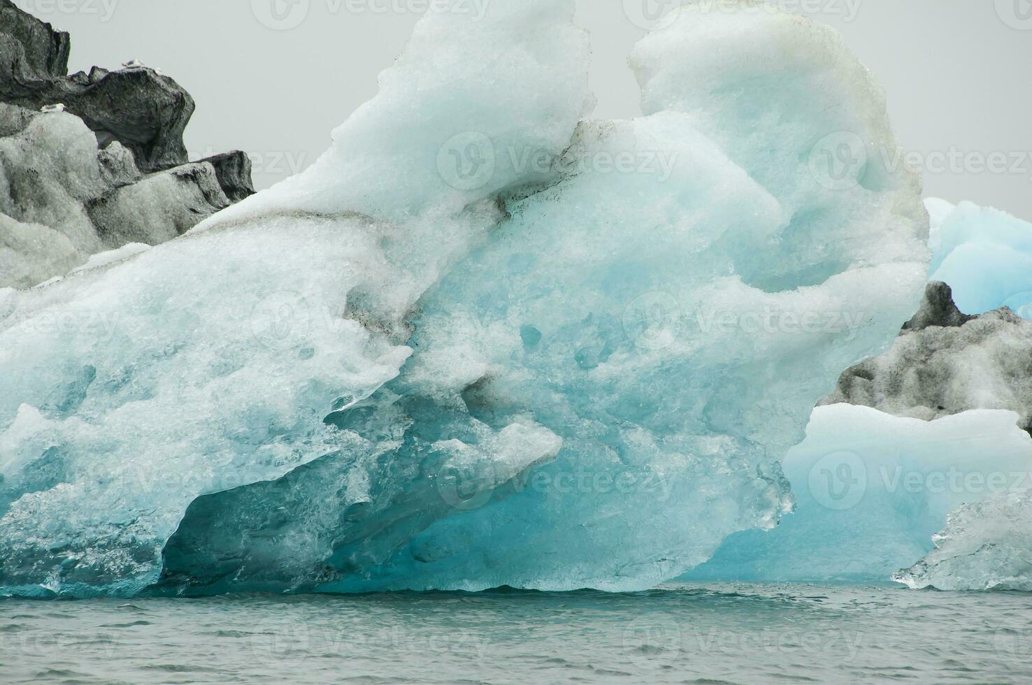 ijsbergen in jokulsarlon, een glaciaal meer in IJsland foto