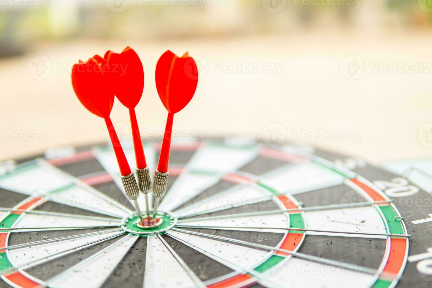 rood darts, bedrijf concept met doelwit foto