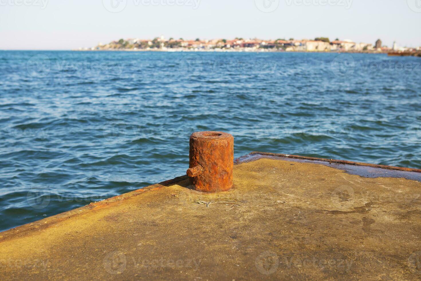 de pier Aan de zee. de steen pier voor visvangst foto