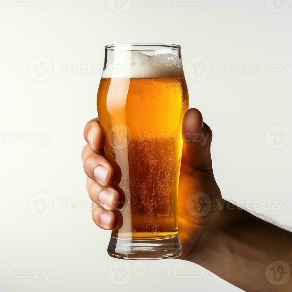 hand- Holding bier geïsoleerd Aan wit achtergrond ai gegenereerd foto