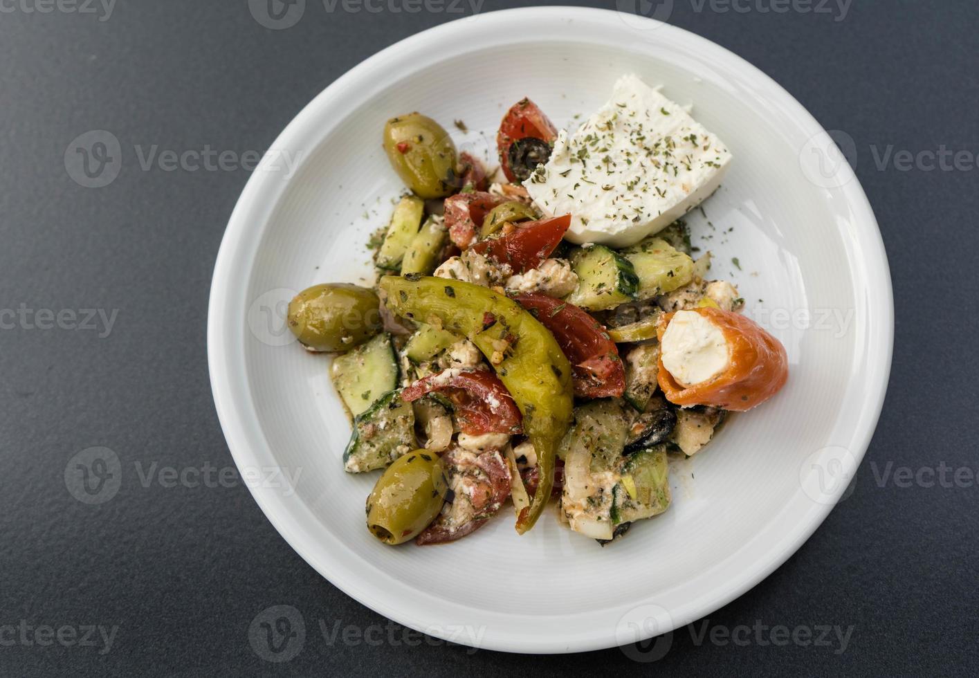 Griekse salade met feta kaas olijven en hete pepers foto
