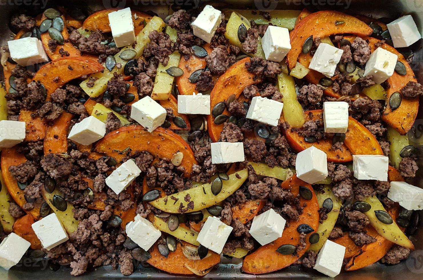 ovenschotel met pompoen schapenkaas en aardappelpartjes foto