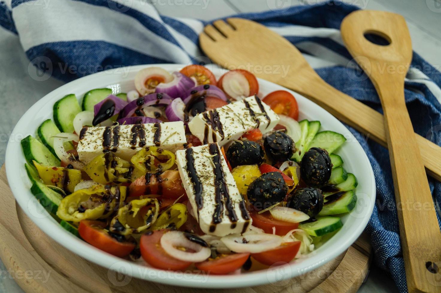 Griekse salade met feta kaas olijven en hete pepers foto