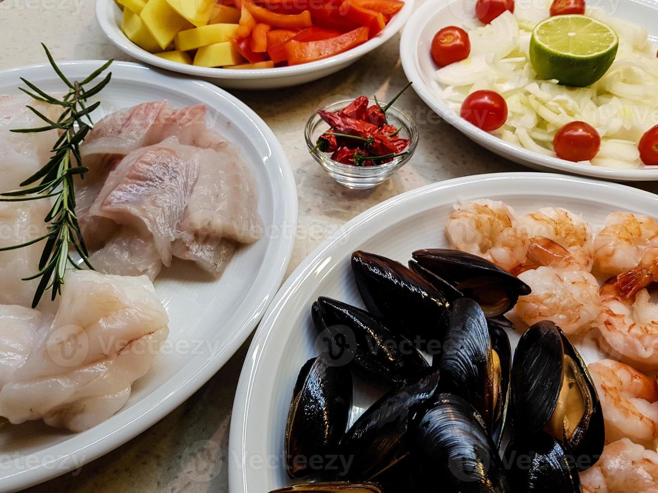 ingrediënten voor een Portugese cataplana met zeevruchten foto