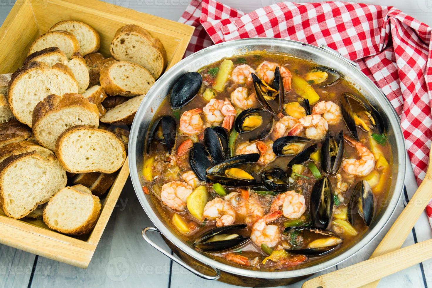 ingrediënten voor een Portugese cataplana met zeevruchten foto