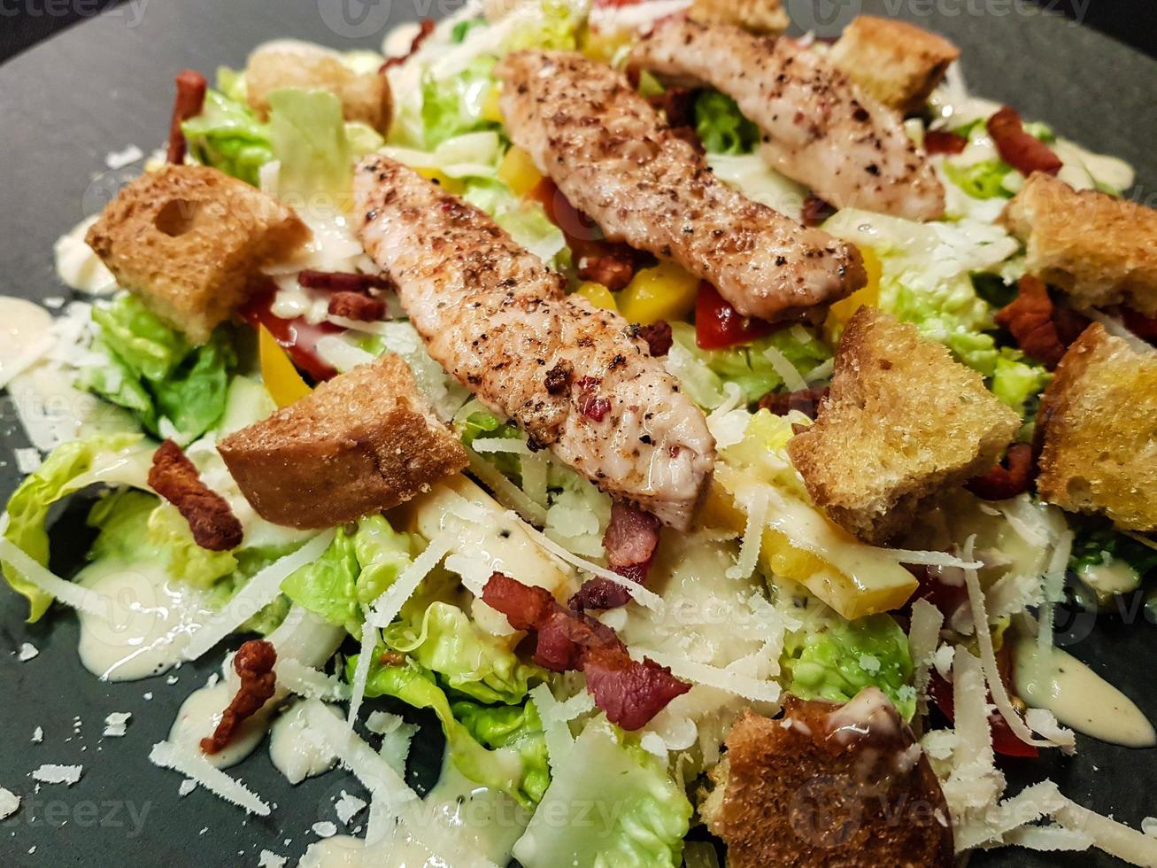 traditionele caesarsalade met gegrilde kip foto