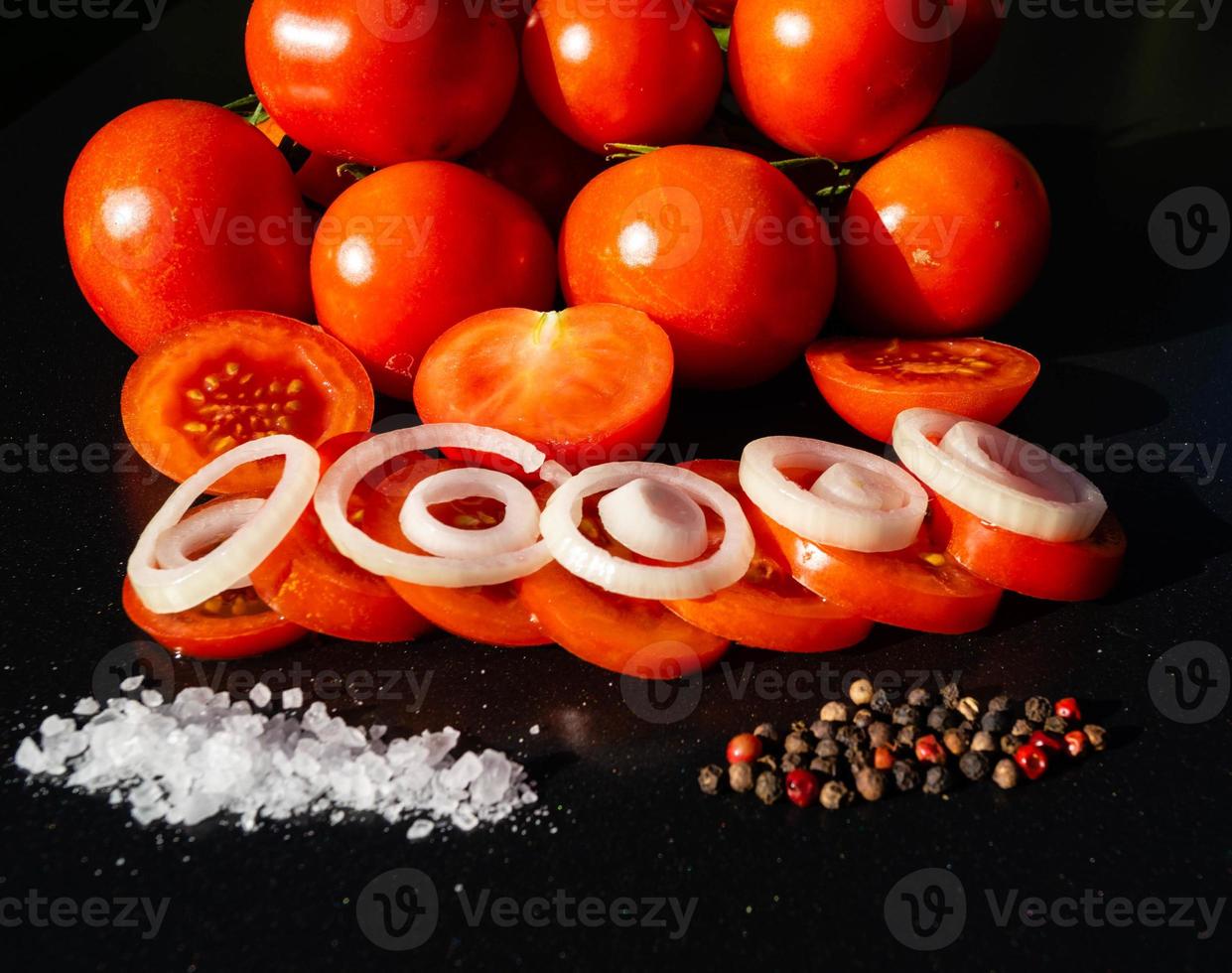rode ronde tomaten solanum lycopersicum foto
