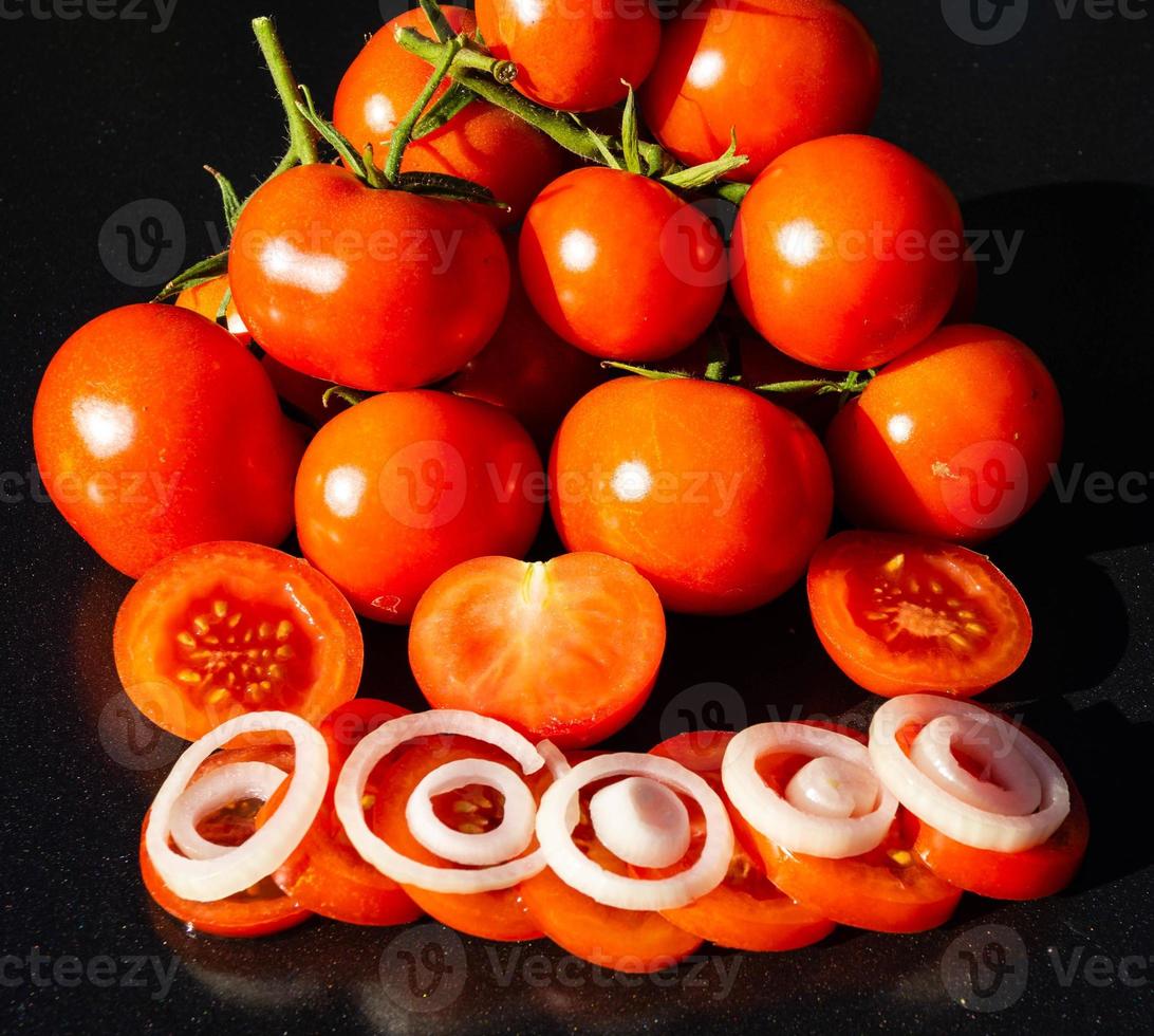 rode ronde tomaten solanum lycopersicum foto