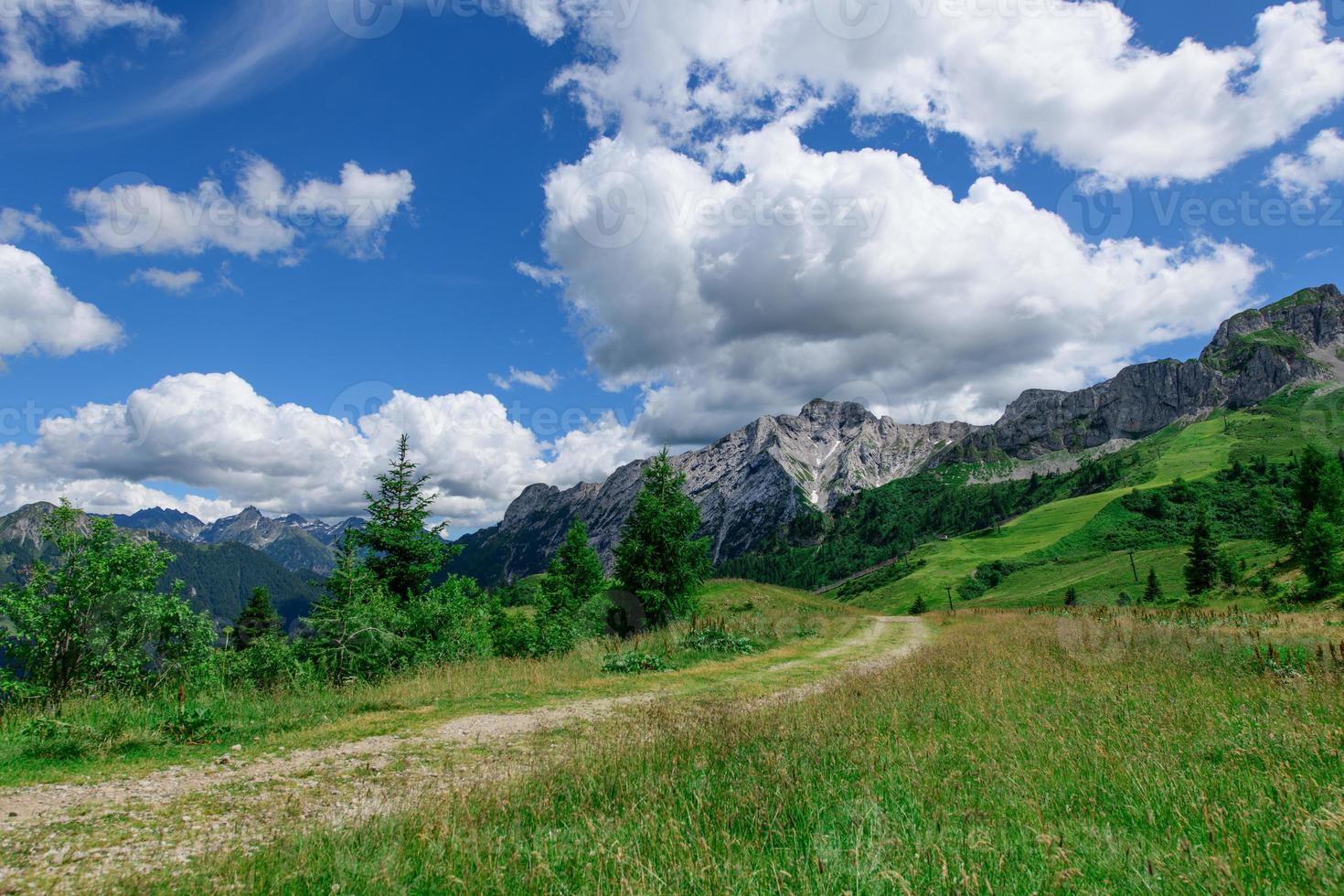 landschap van de orobic-vooralpen in de brembana-vallei bergamo italië foto
