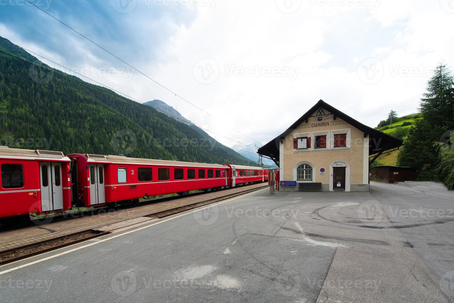 station van het Zwitserse dorp Guarda foto