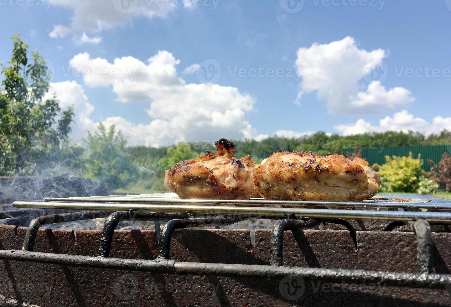 gegrild kippenvlees op de grill klaar voor het eten van barbecue bar foto