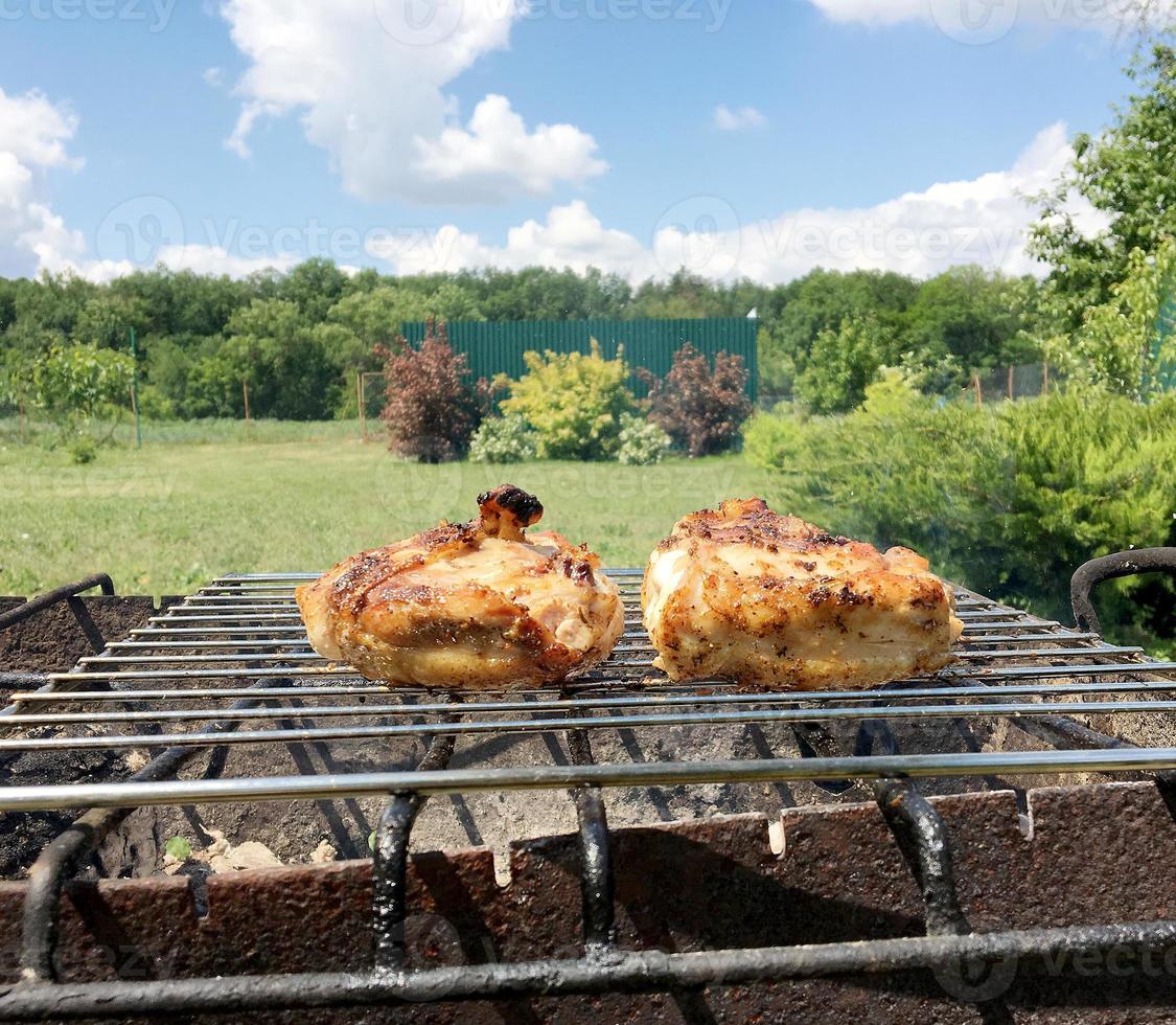 gegrild kippenvlees op de grill klaar voor het eten van barbecue bar foto