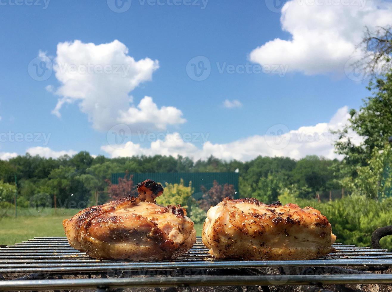 gegrild kippenvlees op de grill klaar voor het eten van barbecue bar foto