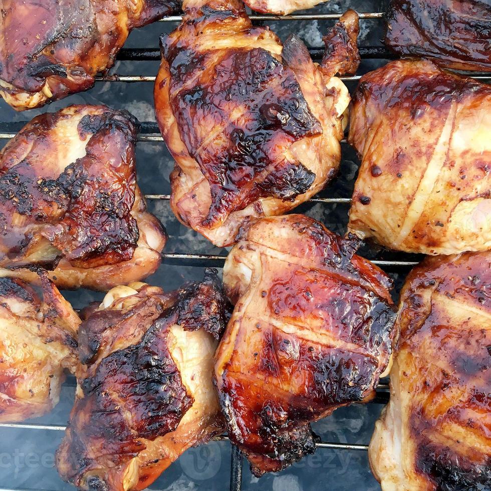 gegrild kippenvlees op de grill klaar voor het eten van barbecue bar foto