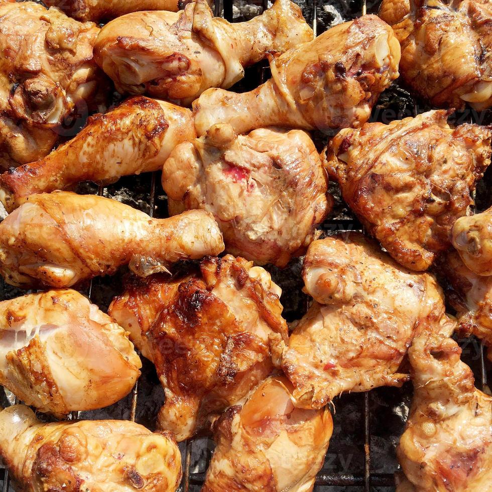 gegrild kippenvlees op de grill klaar voor het eten van barbecue bar foto