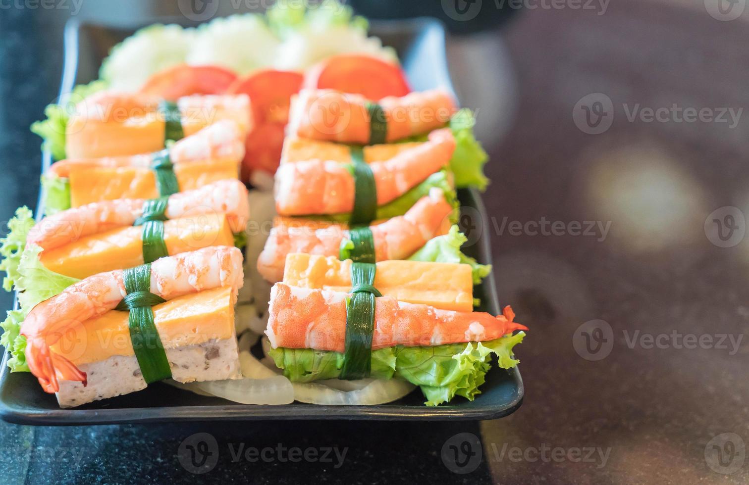 Vietnamese salade met garnalen en ei foto