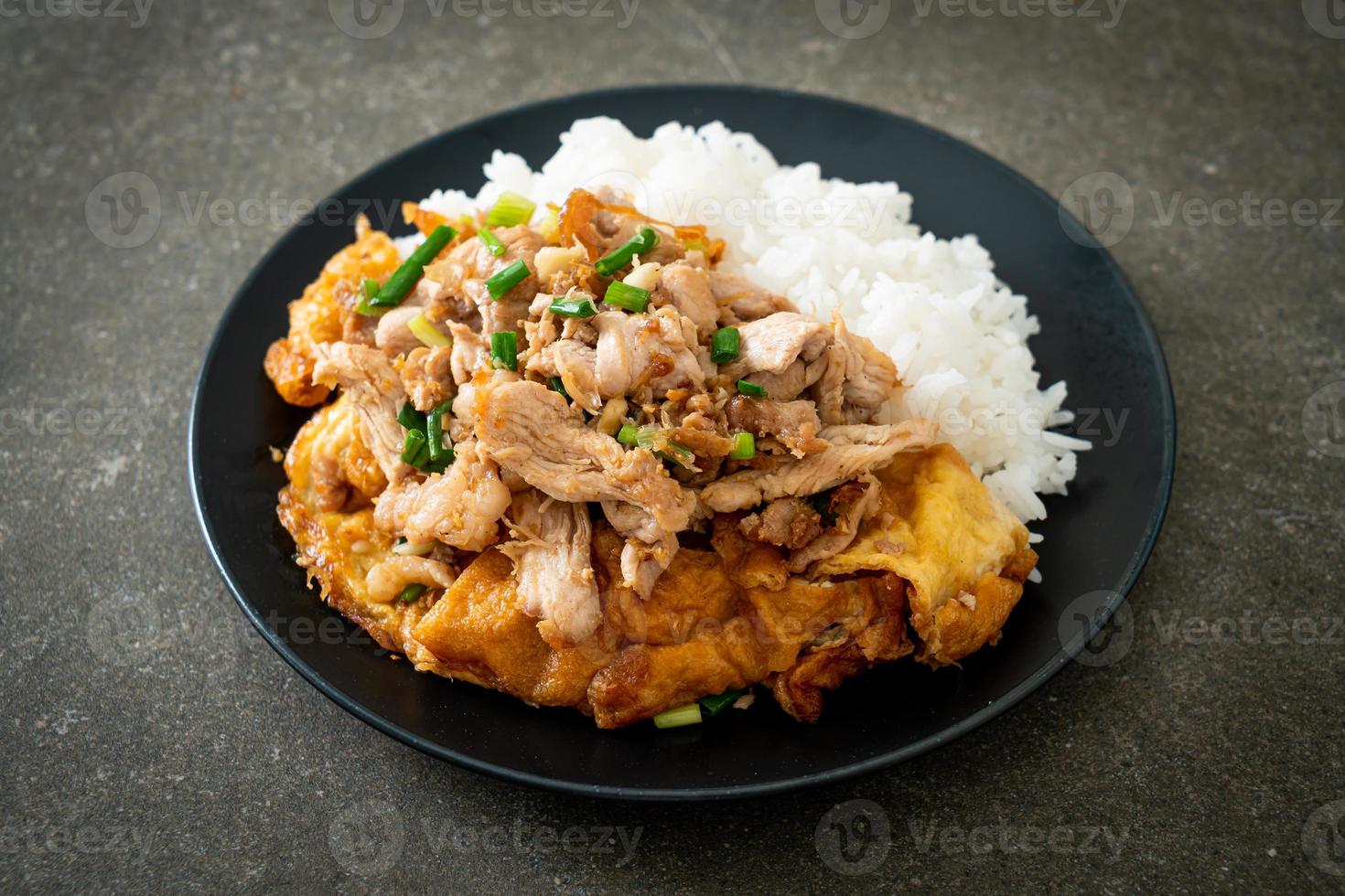 roergebakken varkensvlees met knoflook en ei gegarneerd op rijst - Aziatische stijl food foto