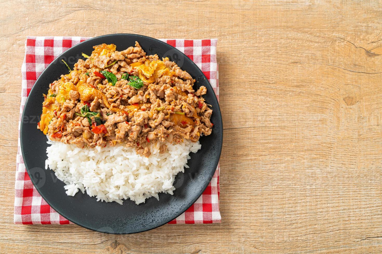 roergebakken varkensgehakt met basilicum en ei gegarneerd op rijst - Aziatische stijl food foto