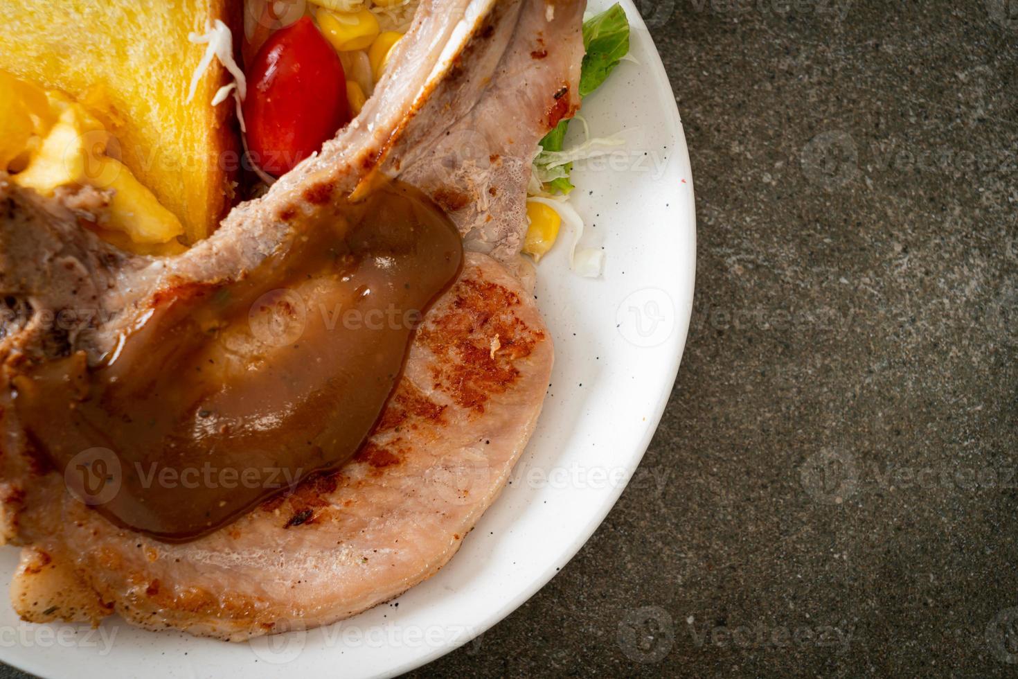 karbonade steak met chips en mini salade op witte plaat on foto