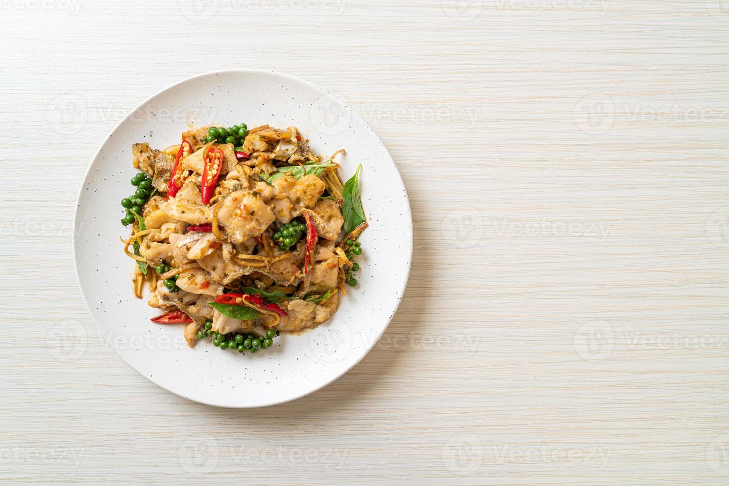 roergebakken heilige basilicum met vis en kruiden - Aziatisch eten food foto