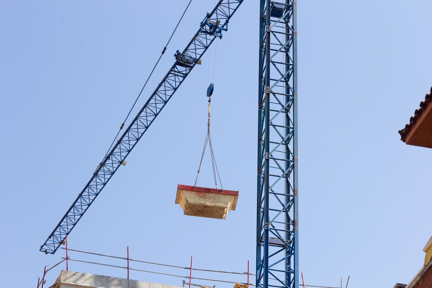 kraan aan het werk op een bouwplaats foto