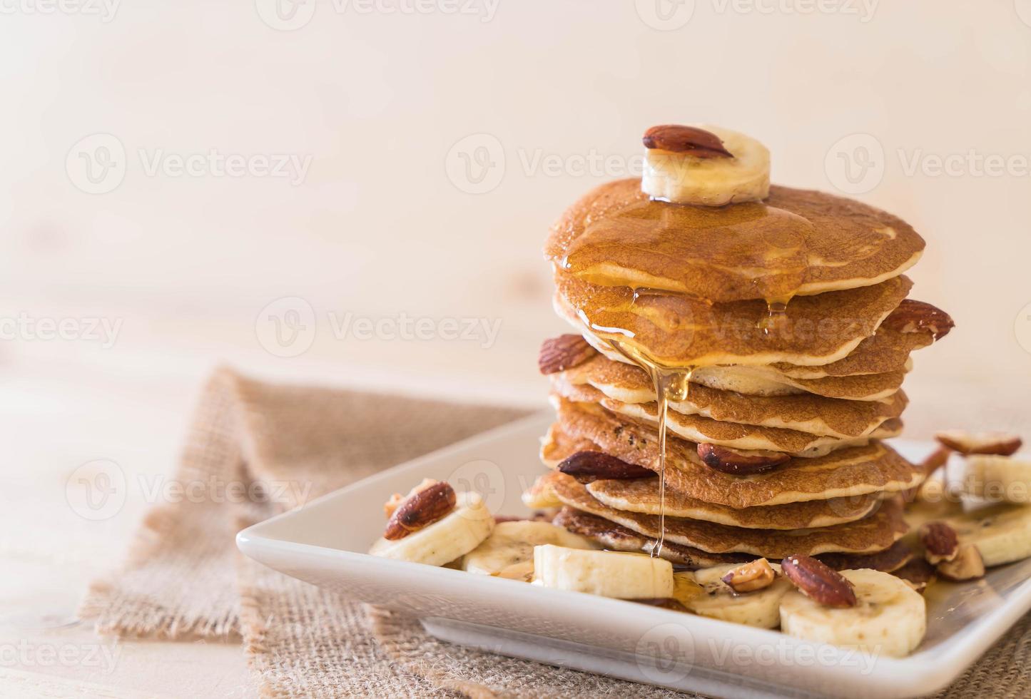 amandel-bananen pannenkoek met chocoladesiroop foto