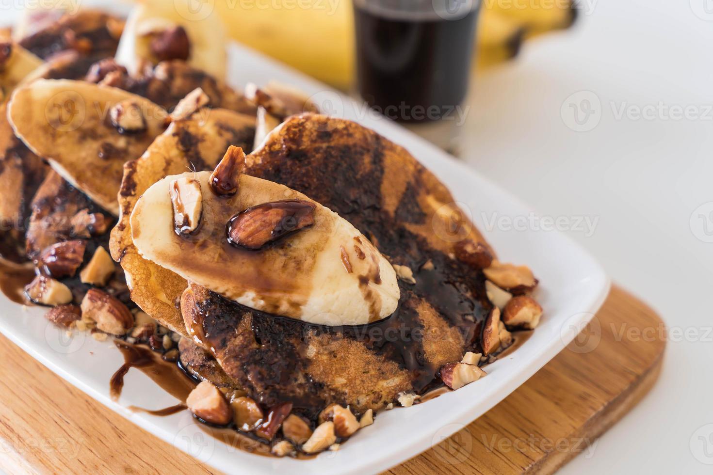 amandel-bananen pannenkoek met chocoladesiroop foto