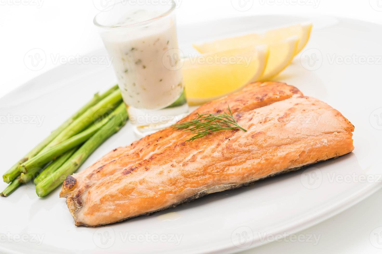 gegrilde zalm steak op tafel foto