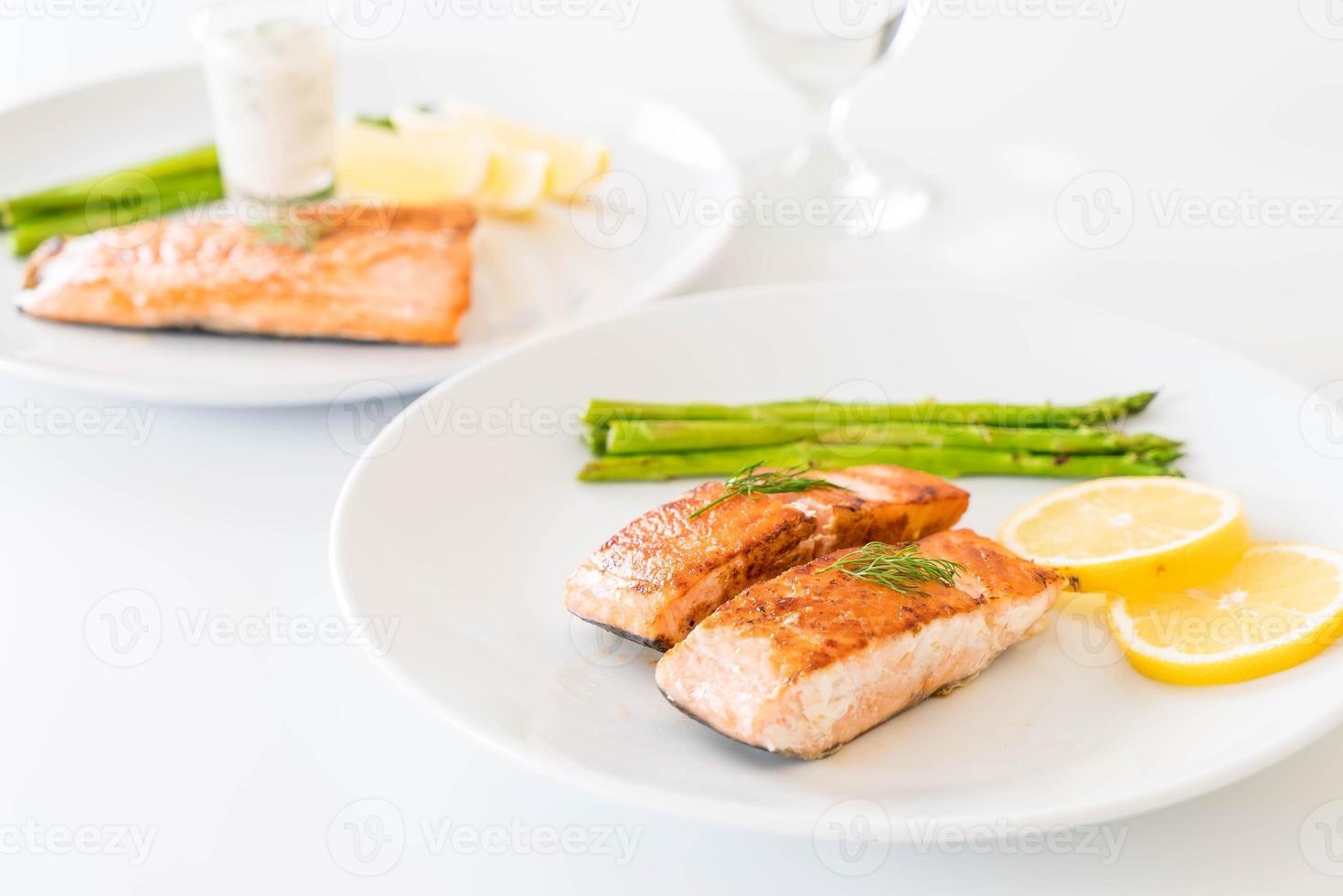 gegrilde zalm steak op tafel foto