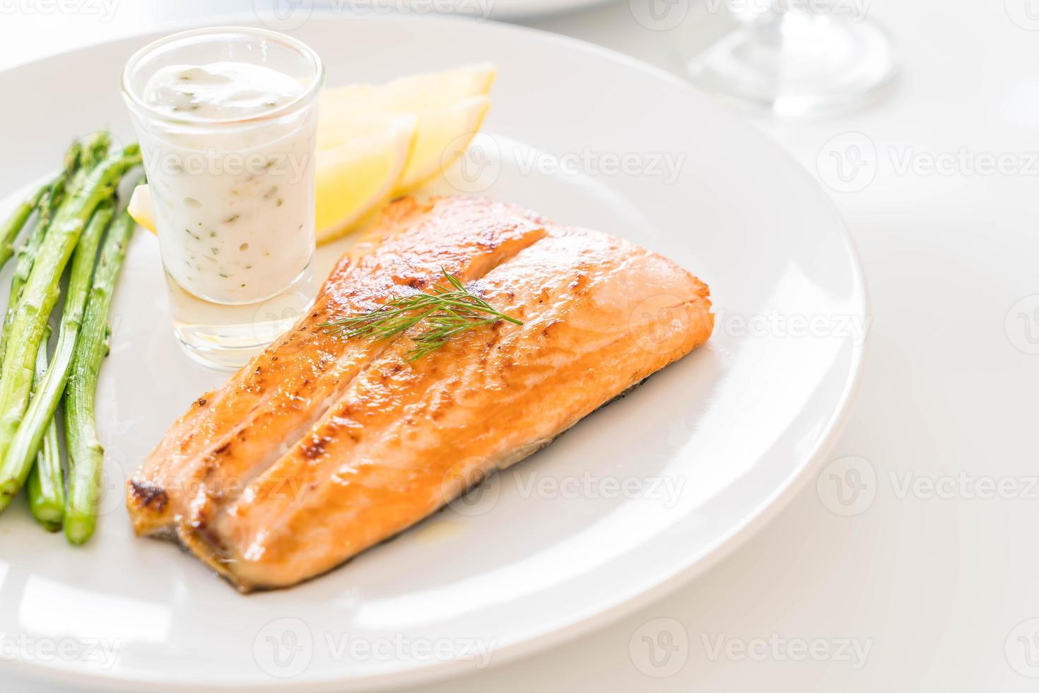 gegrilde zalm steak op tafel foto