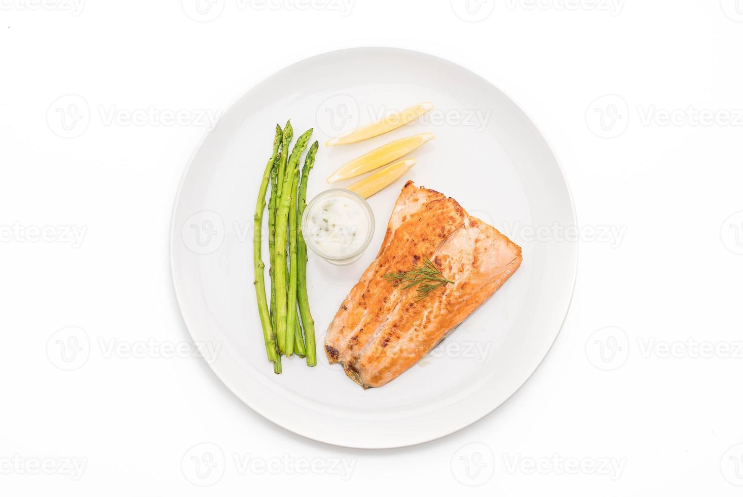 gegrilde zalm steak op tafel foto