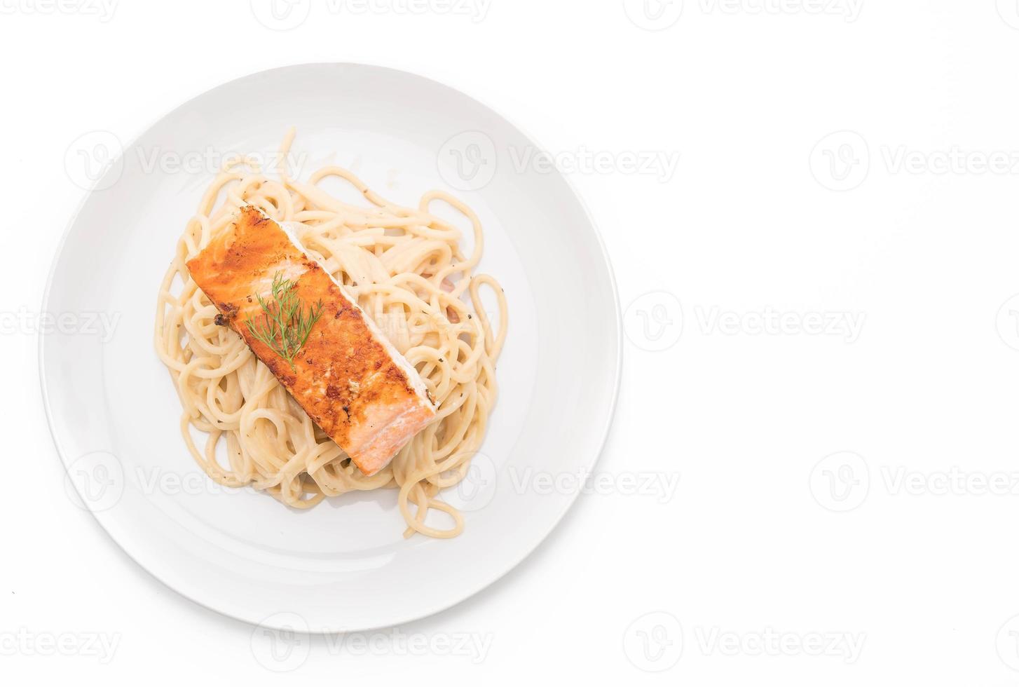 spaghetti roomsaus met gegrilde zalm foto