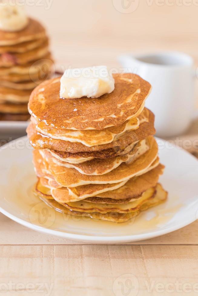 kaas op pannenkoekenstapel met honing foto