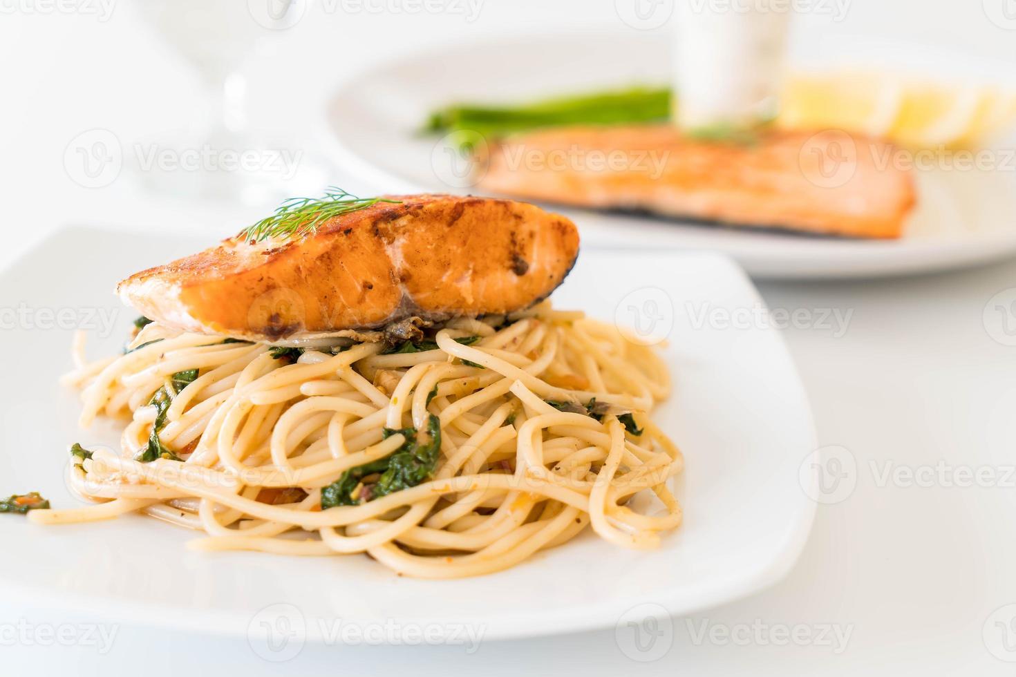 gewokte pittige spaghetti met gegrilde zalm foto