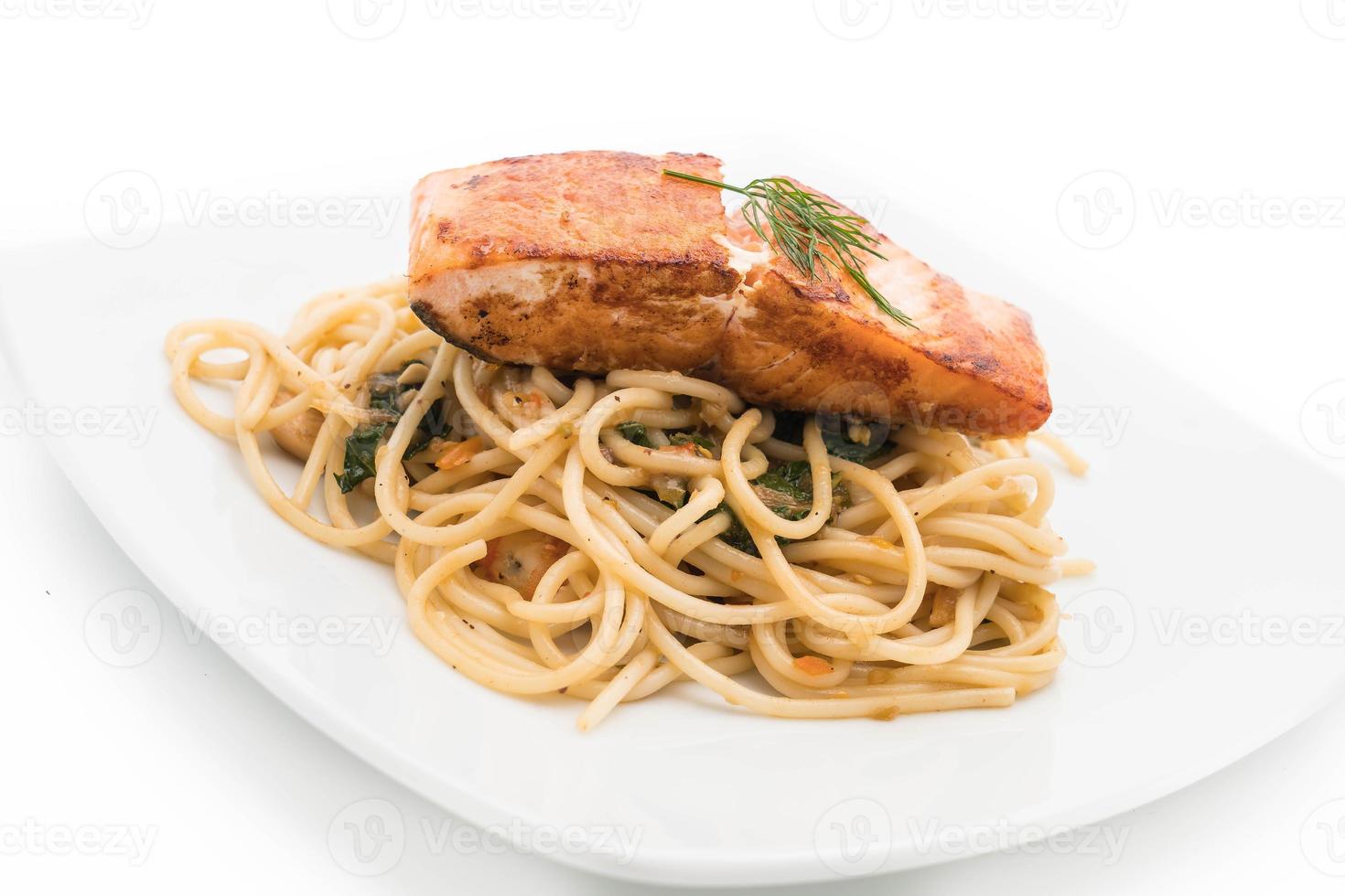 gewokte pittige spaghetti met gegrilde zalm foto