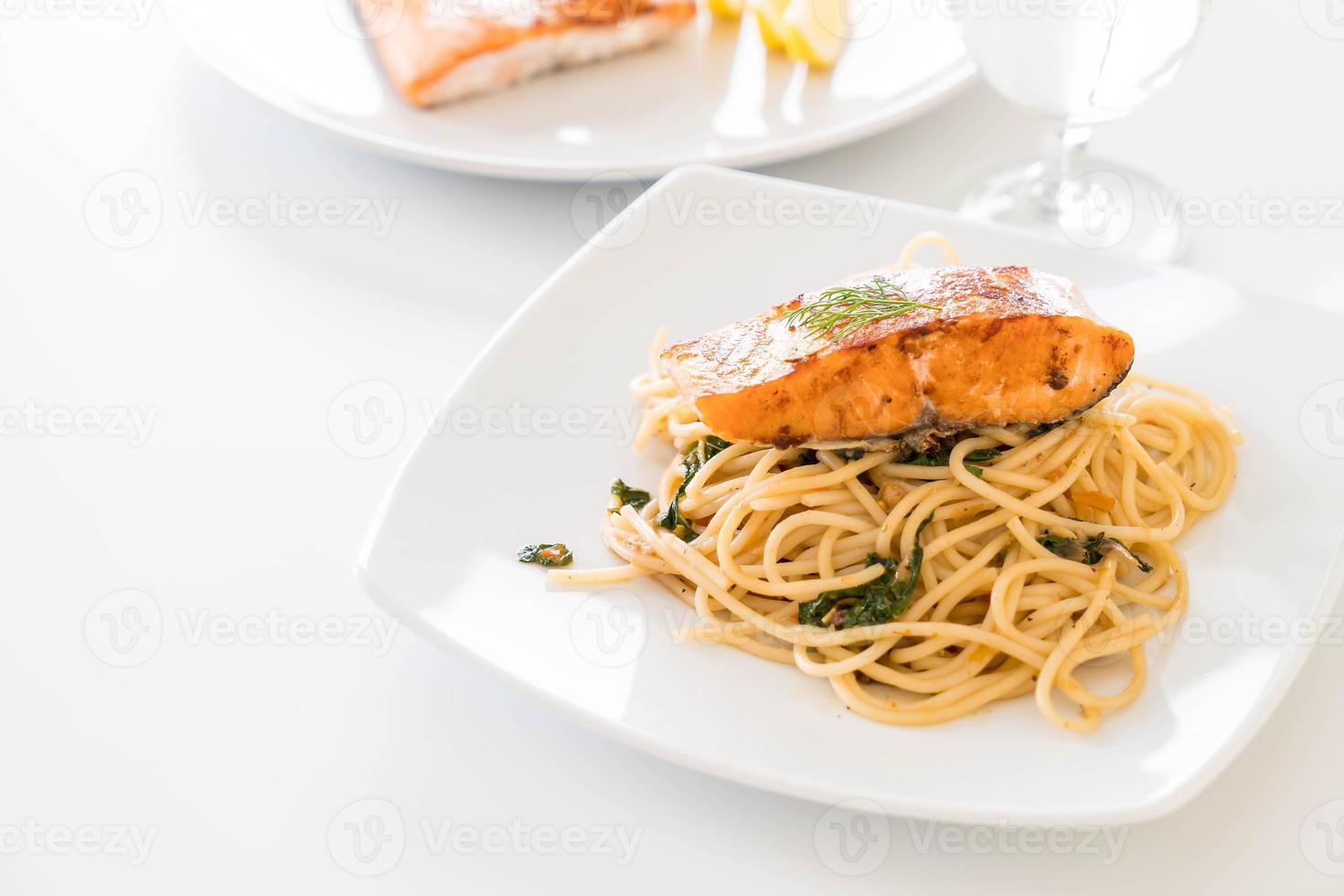 gewokte pittige spaghetti met gegrilde zalm foto