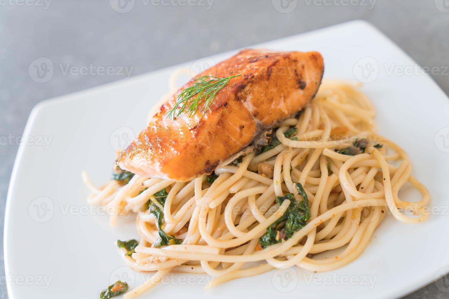 gewokte pittige spaghetti met gegrilde zalm foto