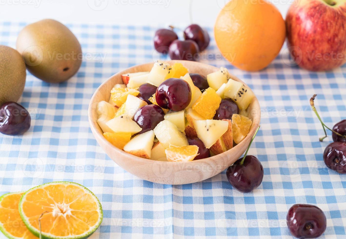 gemengd gesneden fruit in houten kom foto