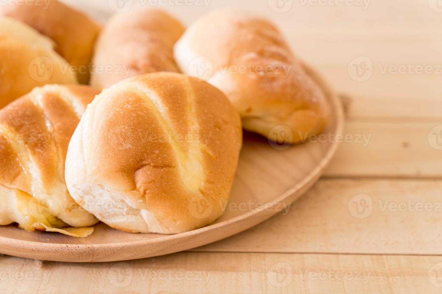 brood in houten plaat op tafel foto