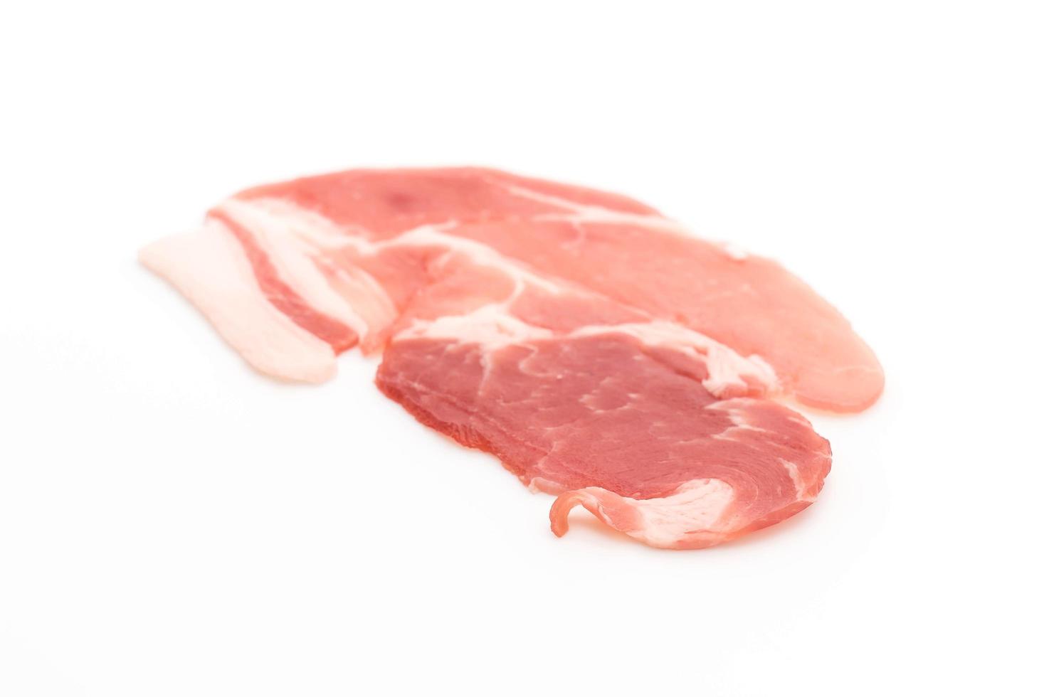 vers varkensvlees gesneden op witte achtergrond foto