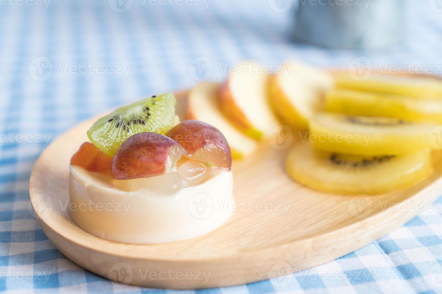 puddingvruchten met kiwi en appel op tafel foto