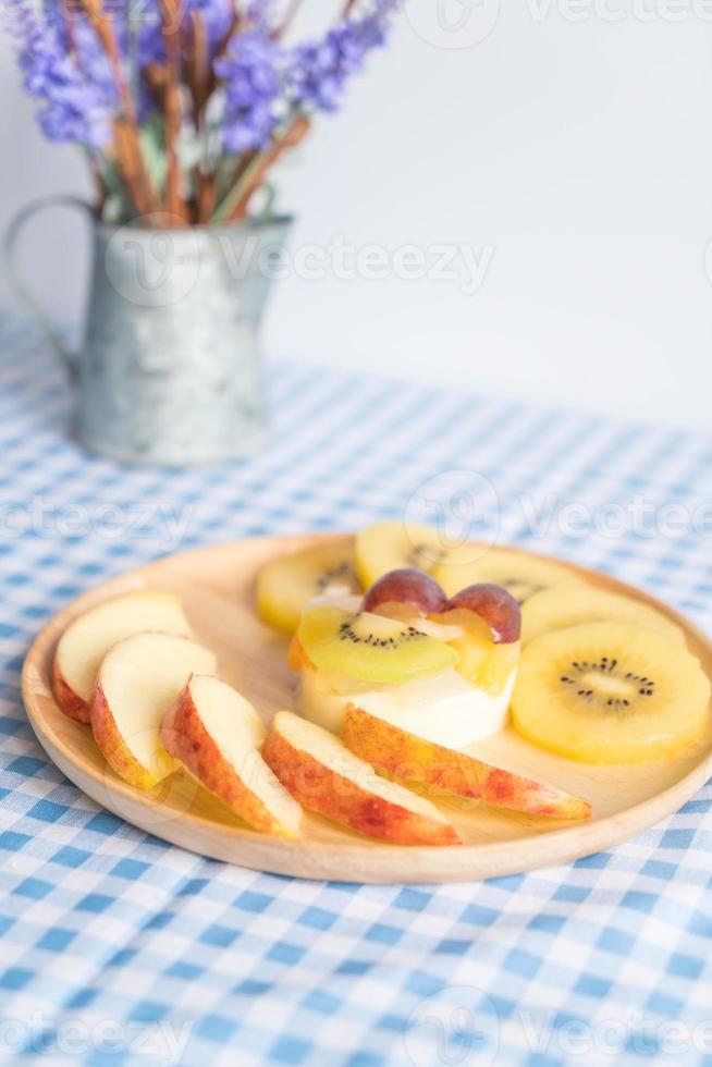 puddingvruchten met kiwi en appel op tafel foto