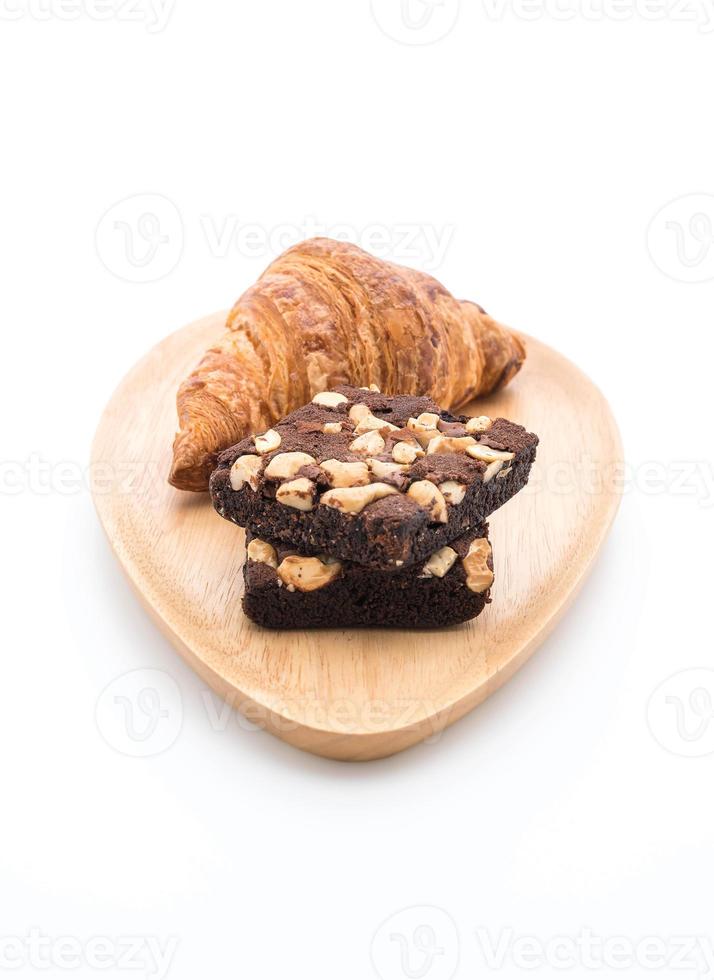 croissant en brownies op tafel foto