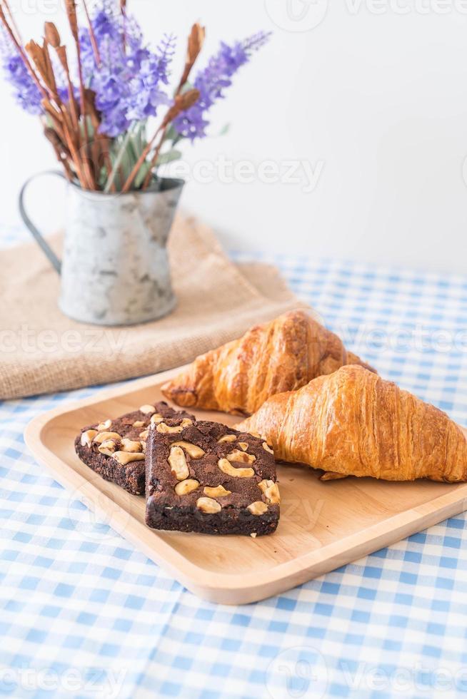 croissant en brownies op tafel foto