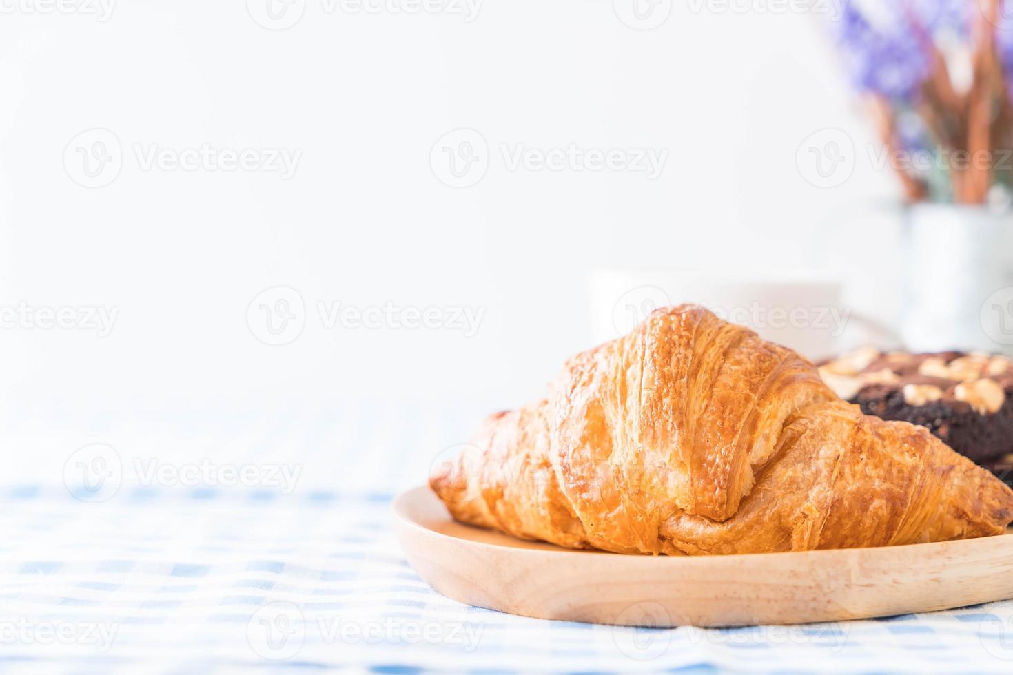 croissant en brownies op tafel foto